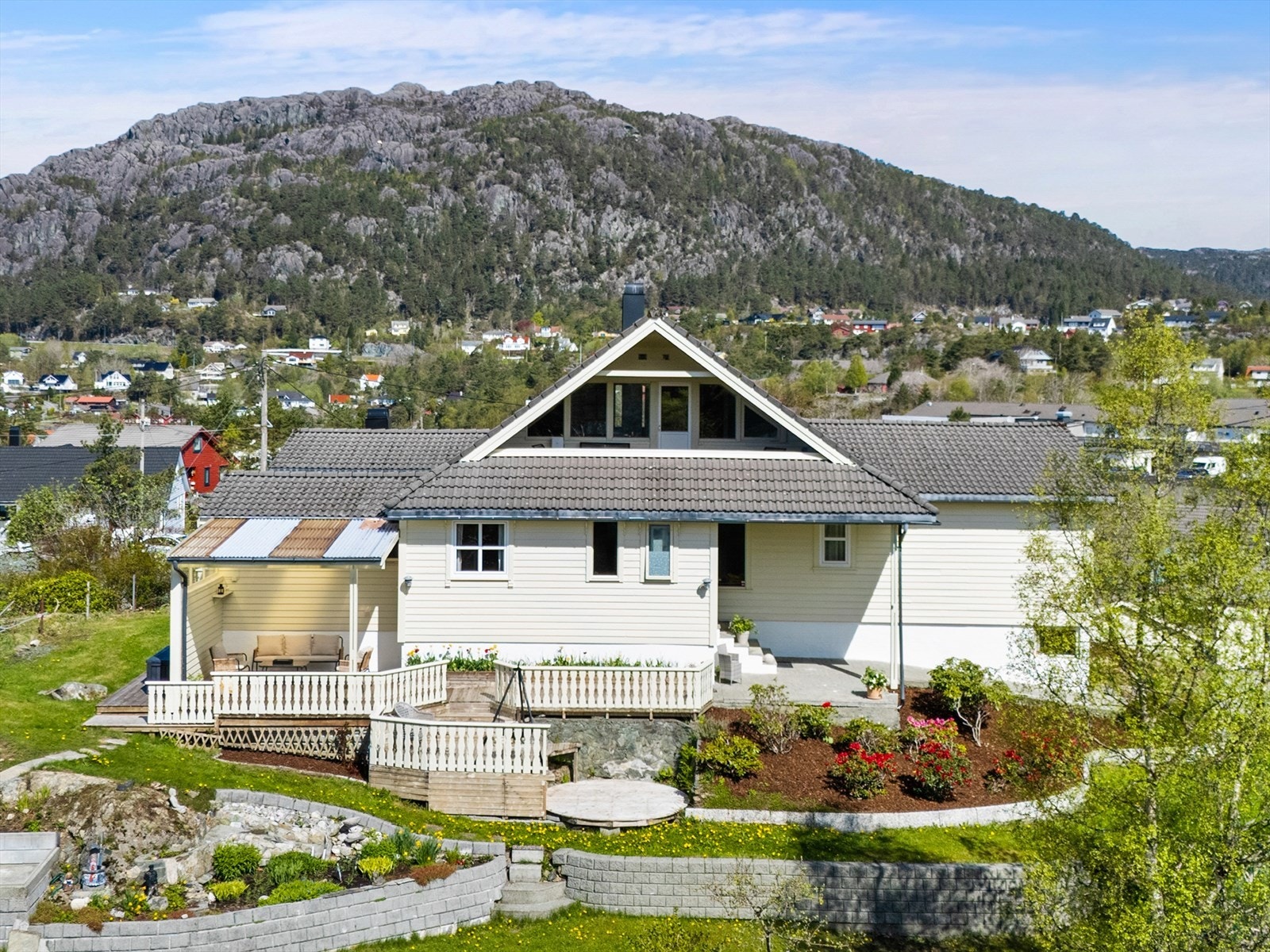 Inngangsparti m/overbygd terrasse mot sør Galleribilde