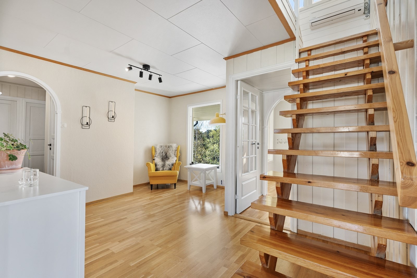 Fra romslig hall i første etasje går trappen opp til andre etasje Galleribilde