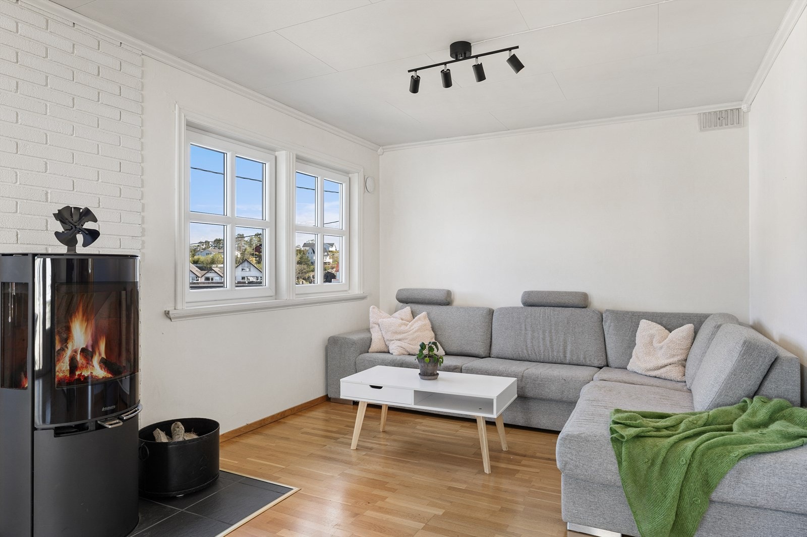 Stuen i første etasje har en effektiv vedovn for ekstra varme på kalde dager. Galleribilde