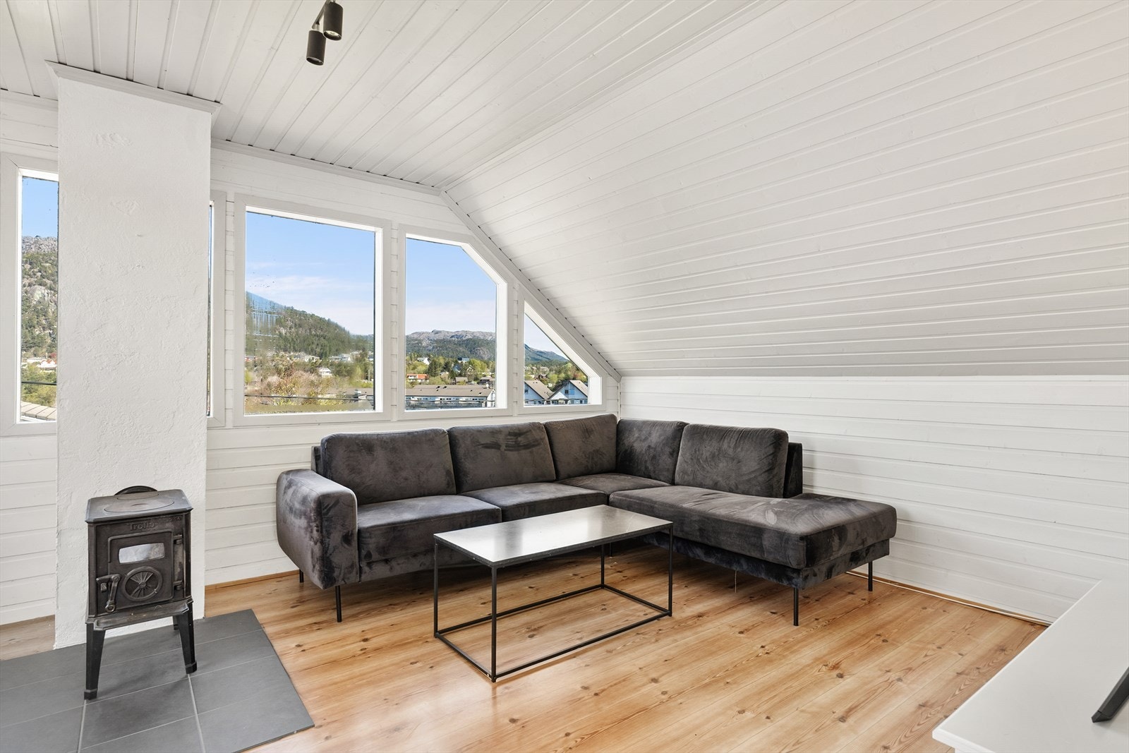Koselig loftstue m/vedovn og flott utsikt mot Utslettefjellet og Sagvåg sentrum Galleribilde