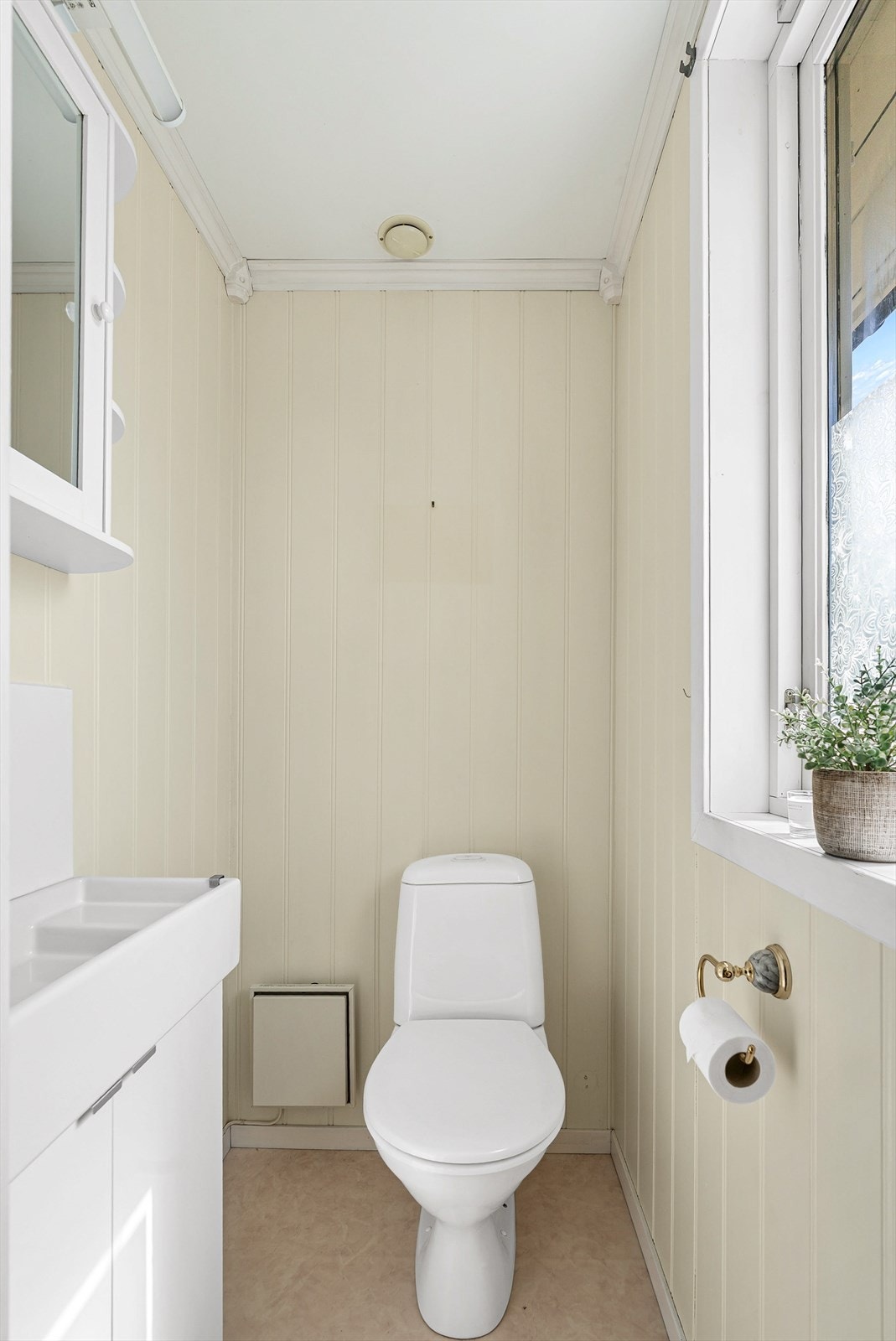 Wc-rom nr 2 er plassert ved vindfang/inngang Galleribilde