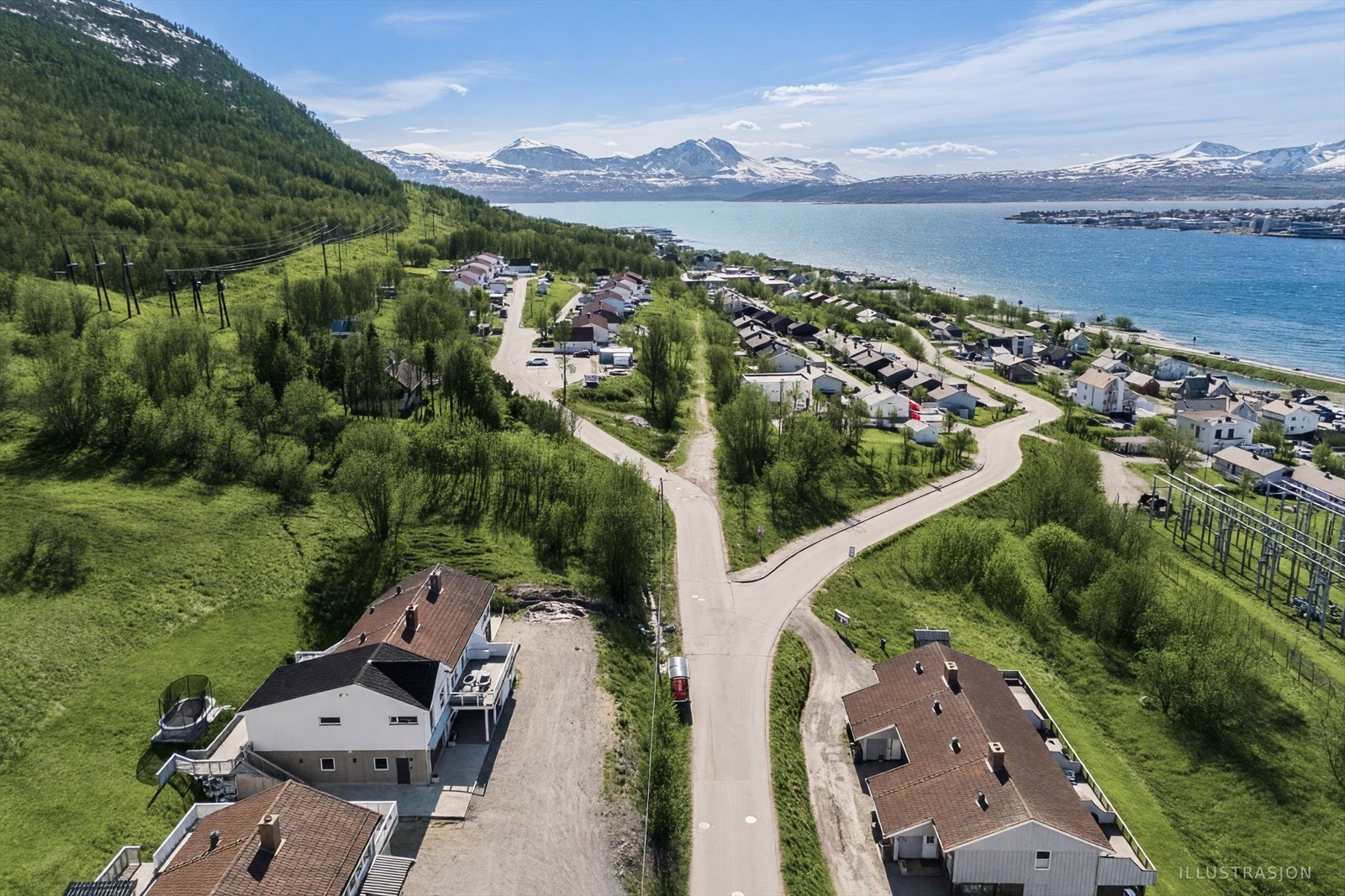 Boligen ligger i et skrående terreng med utsikt mot vest. Galleribilde