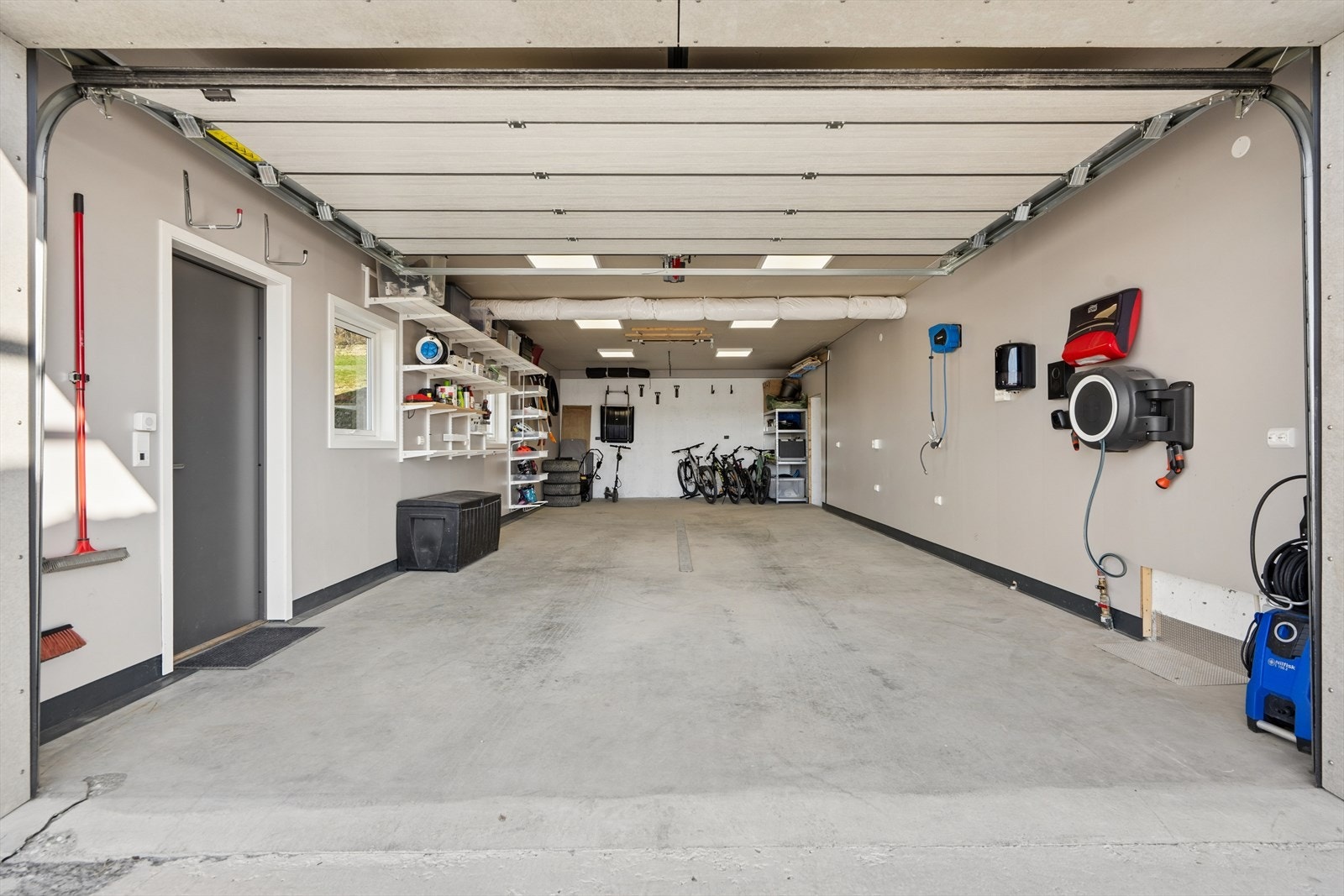 Integrert garasje bygget i 2019, utstyrt med motorisert port, elbillader. Galleribilde
