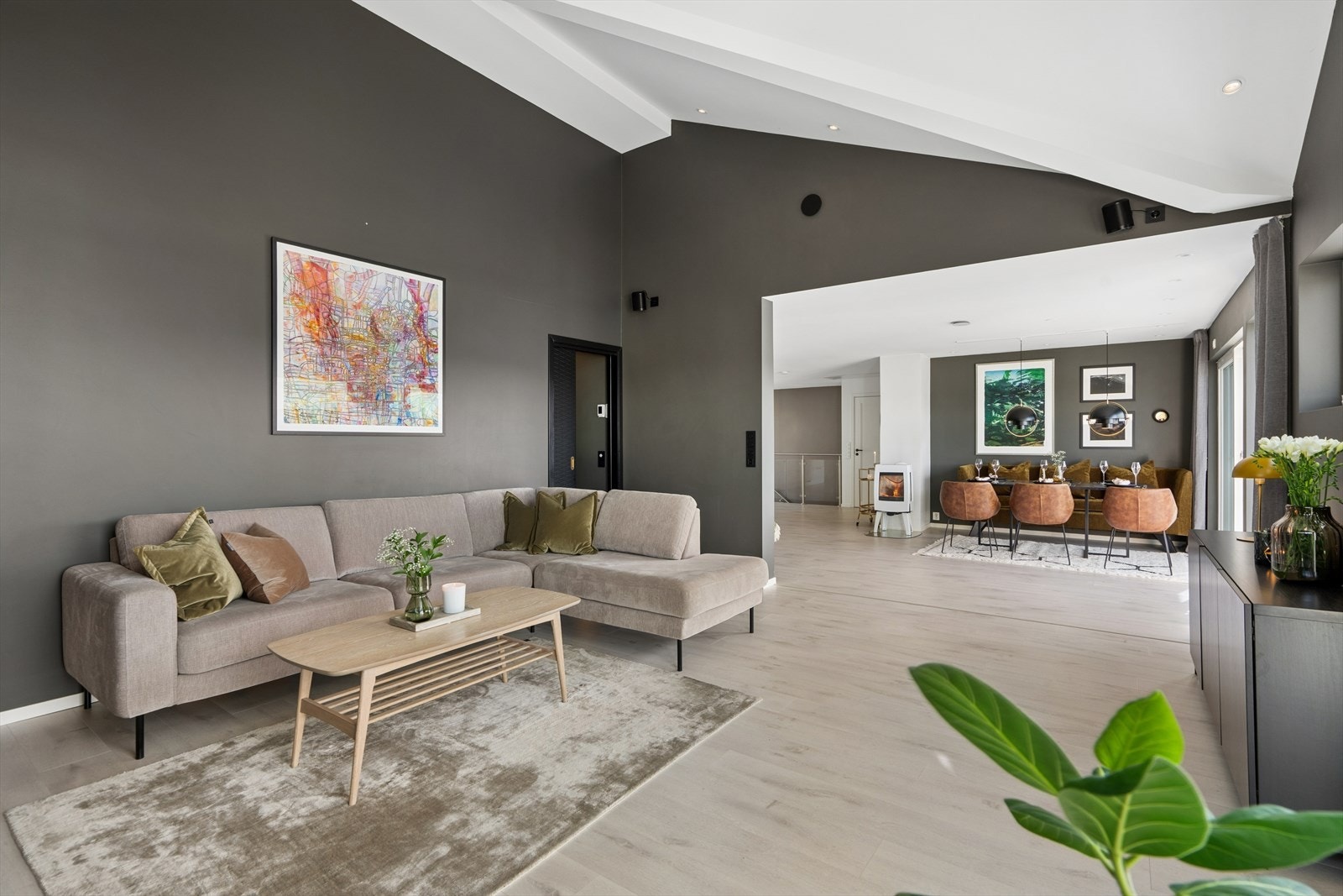 Her er god plass til stor sofa og tilhørende møbler. Galleribilde