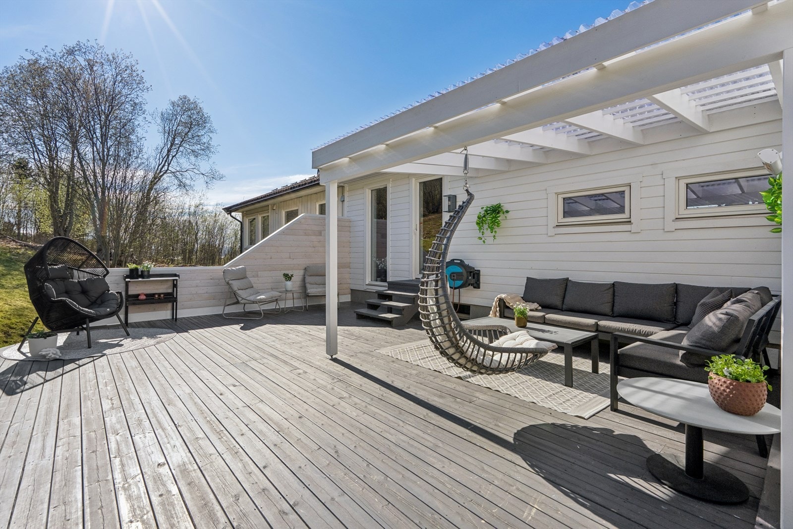 Den østvendte terrassen på ca. 58 m² er delvis overbygget og har god plass til flere sittegrupper. Galleribilde