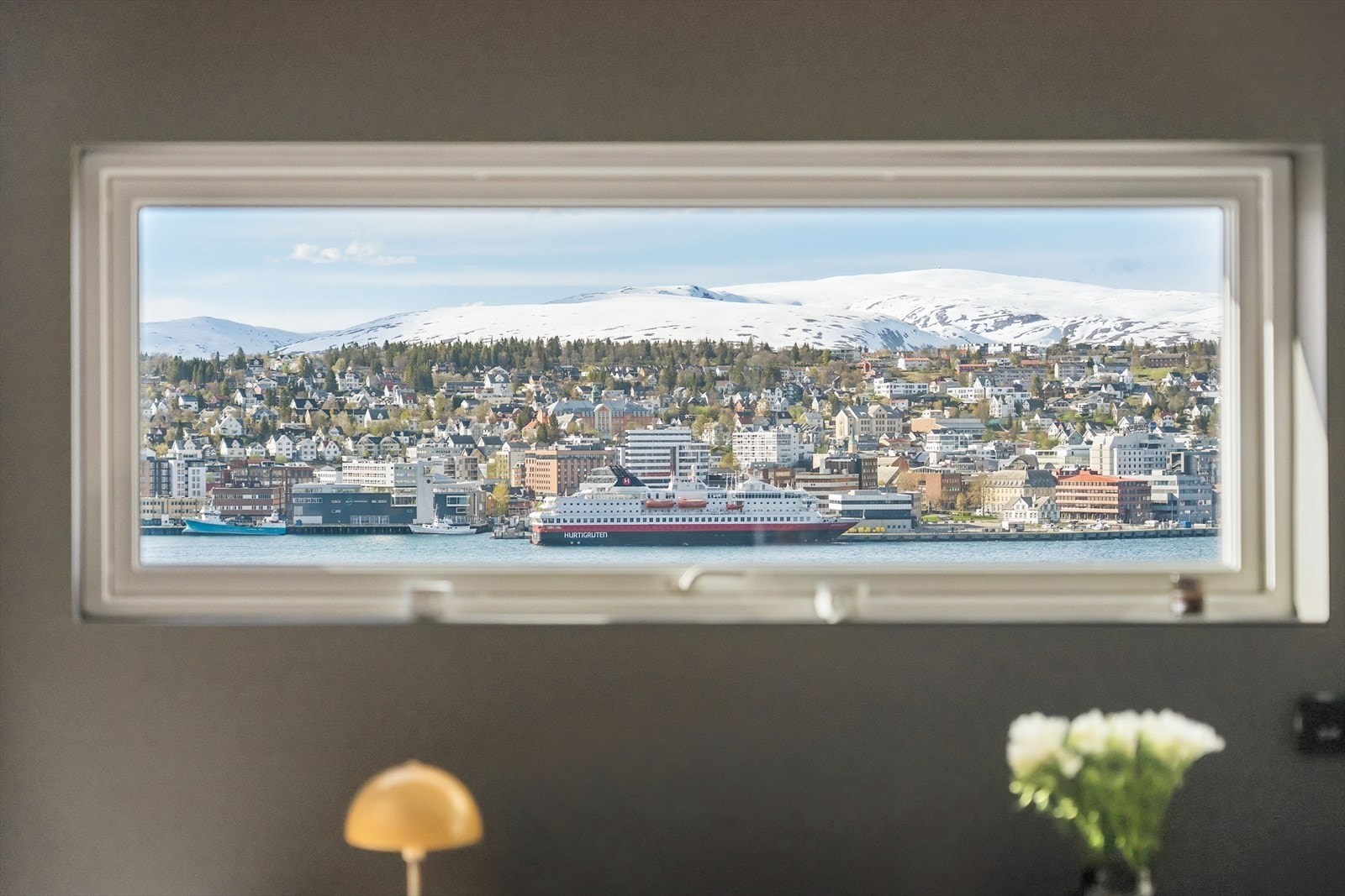 Fra vinduene i hovedetasjen har man flott utsikt over Tromsøysundet og bybildet. Galleribilde