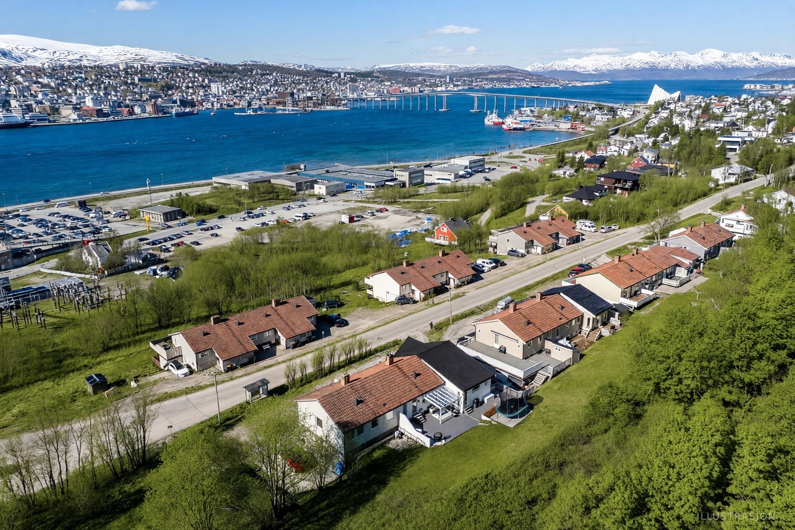 Eiendommen ligger i et etablert boligområde i Tromsdalen. Galleribilde
