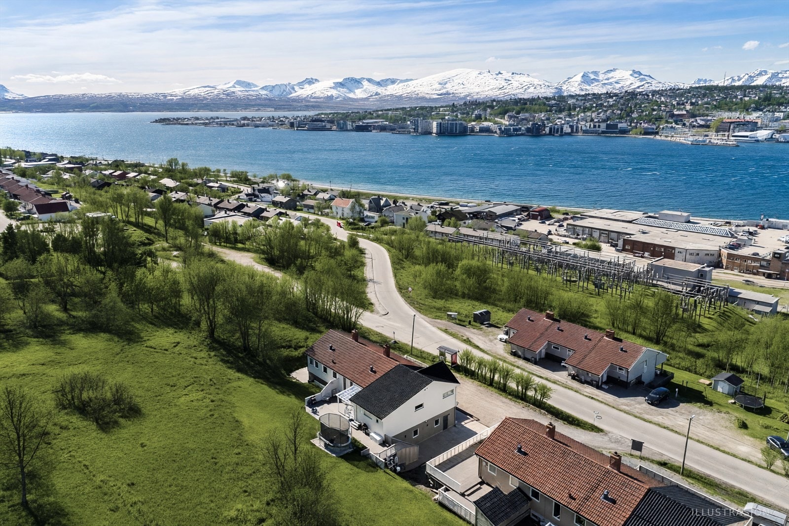 Bussholdeplassen Nordselvegen ligger like ved, og det er kort vei til skoler og barnehager. Galleribilde