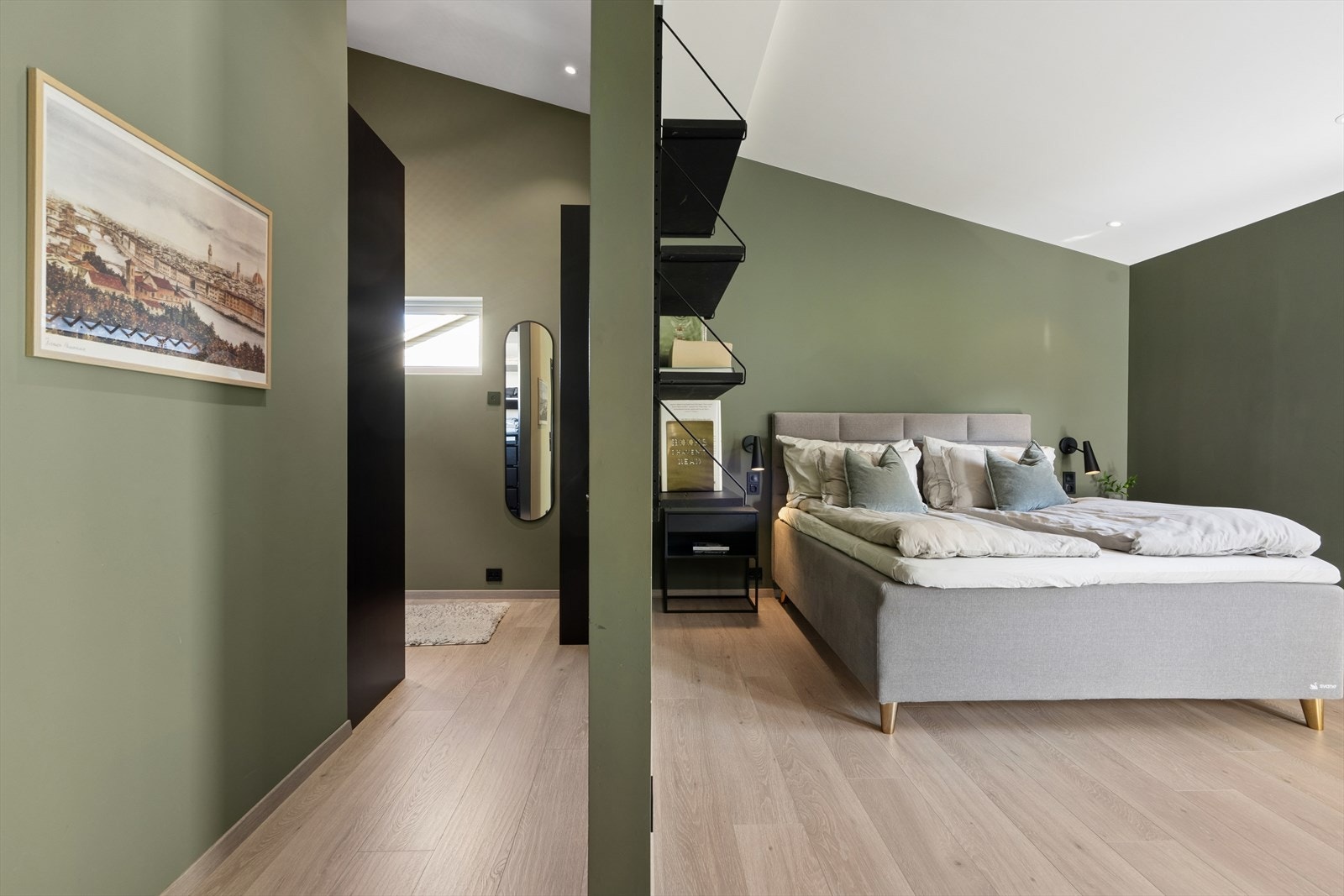 Hovedsoverommet har god plass til dobbeltseng og tilhørende møbler, og har i tillegg en praktisk walk-in-garderobe med gode oppbevaringsmuligheter. ( Se punkt under ferdigattest i salgsoppgaven, vedr. endring av soverommet) Galleribilde