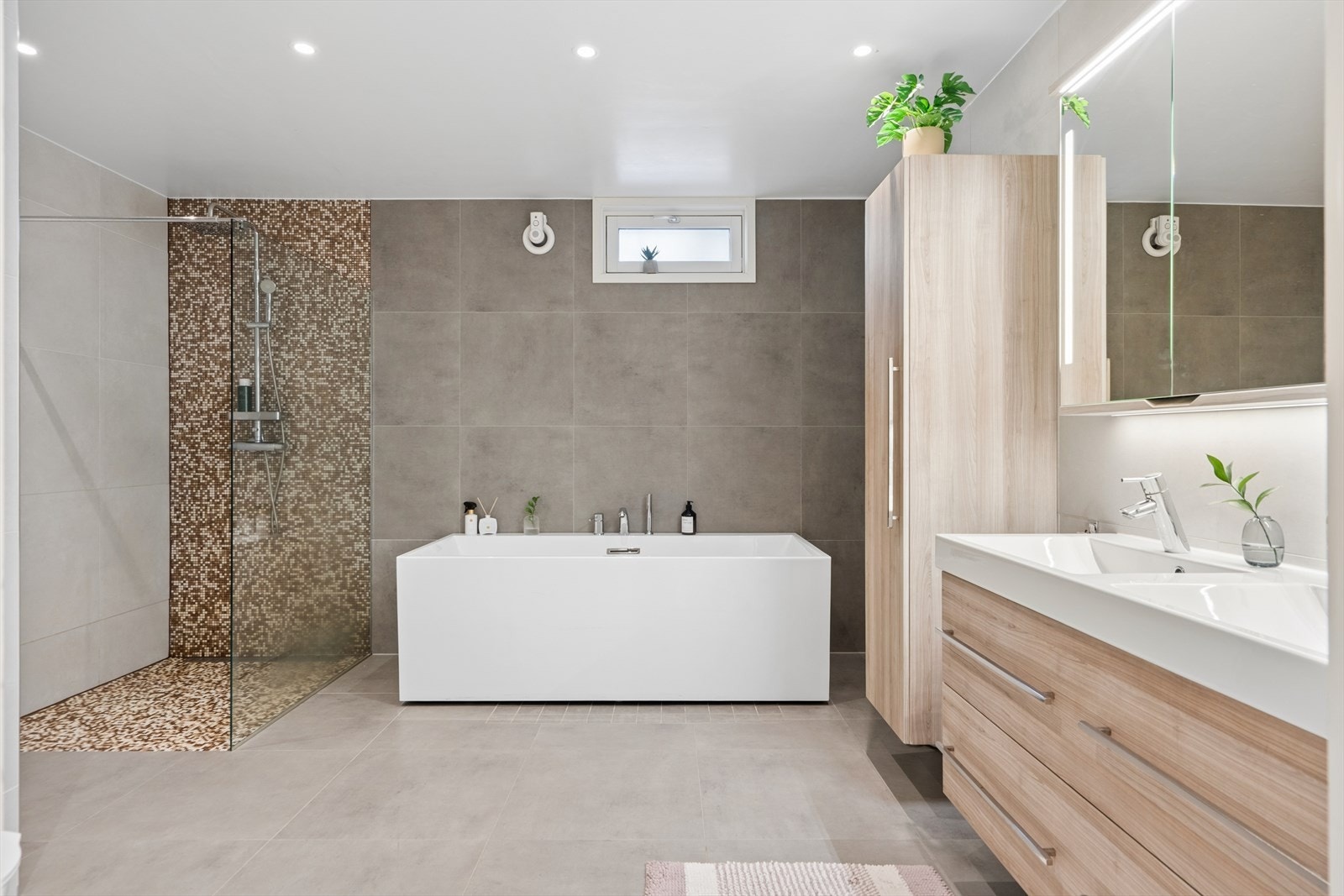 Badet i sokkeletasjen ble ombygget i 2013 og har flislagte overflater, vegghengt toalett og dobbel servant. Galleribilde