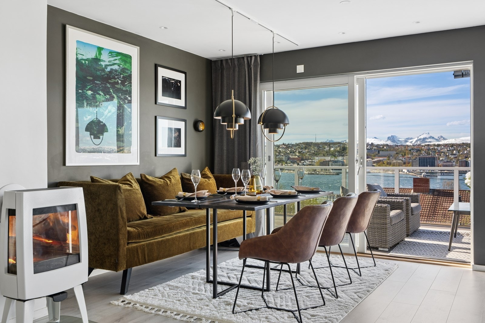 Her er god plass til mange rundt bordet både til hverdags og fest. Vedovnen bidrar til god varme og hygge. Galleribilde