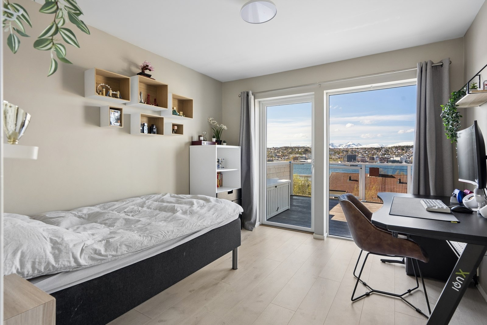 Direkte utgang til den vestvendte terrassen fra ett av soverommene. Galleribilde