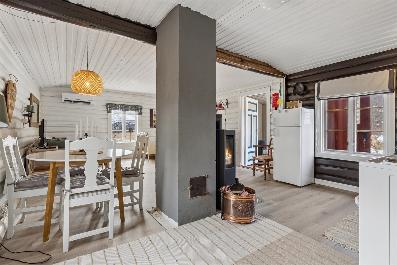 Den nye vedovnen fra 2023 er plassert sentralt og gir både varme og hygge. Galleribilde