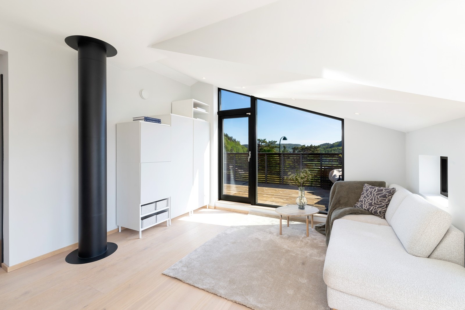 Stor loftstue med utgang solrik veranda Galleribilde