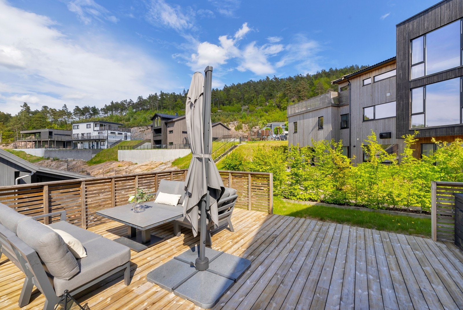 Stor solrik, lun usjenert terrasse. Galleribilde