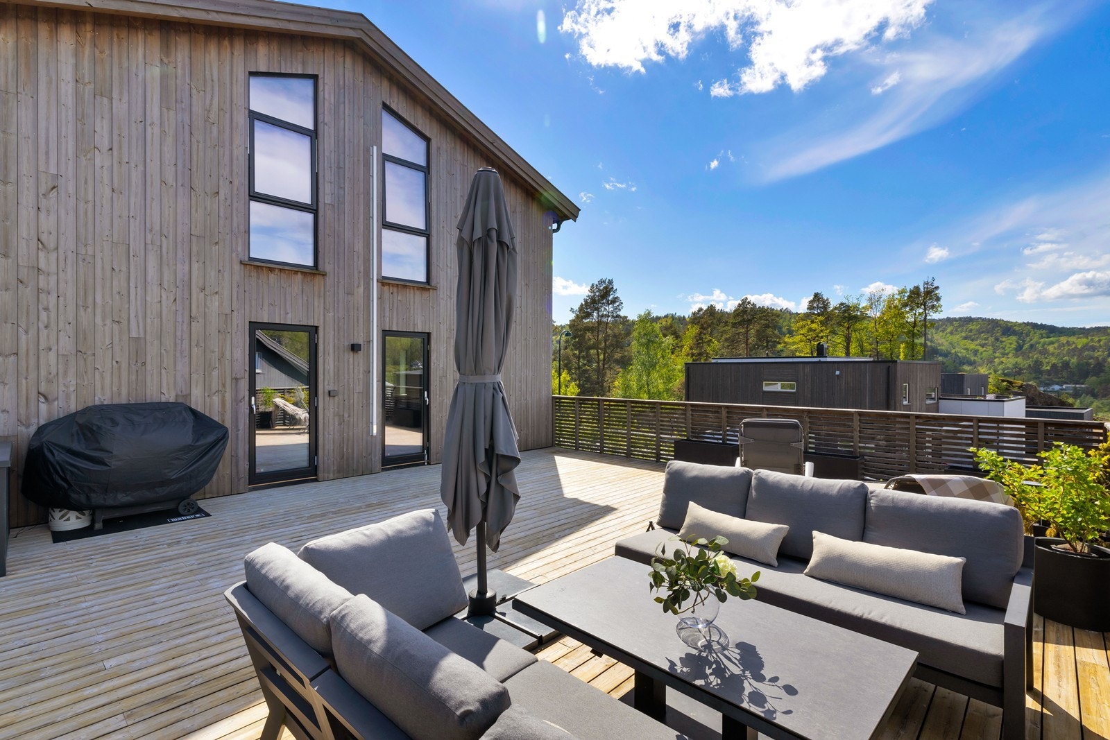 Stor solrik, lun usjenert terrasse. Galleribilde