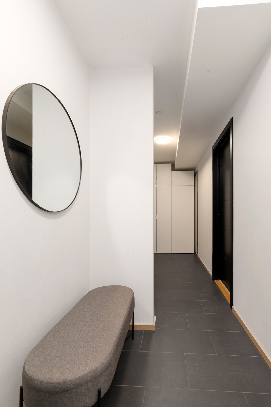 Romslig flislagt hall Galleribilde