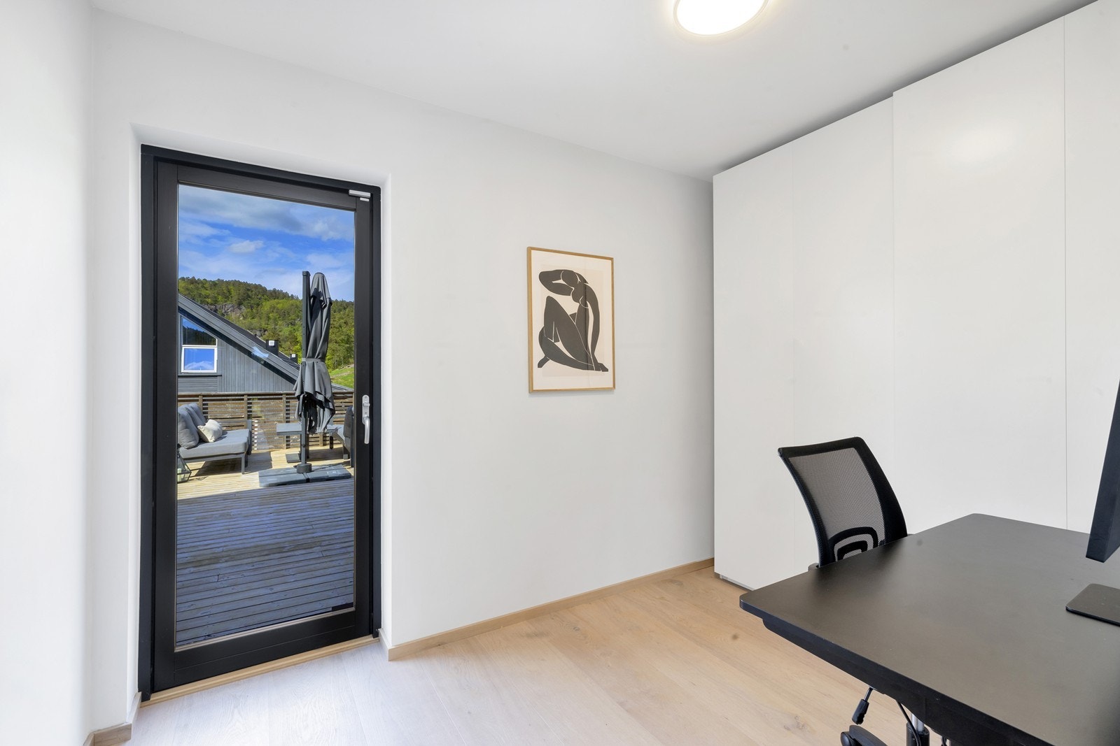 Kontor med utgang til veranda. Galleribilde