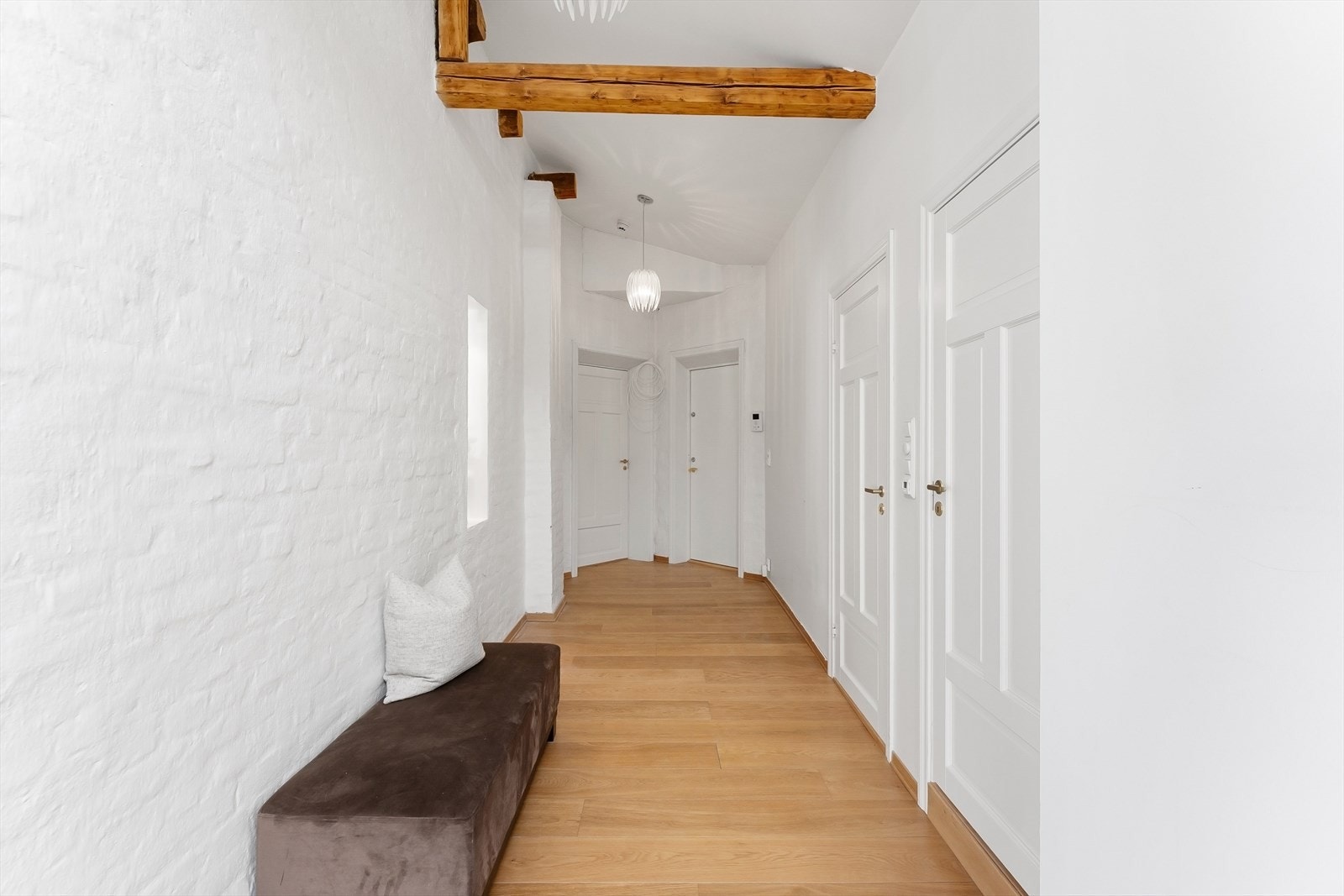 Romslig entré med eget garderoberom. Det blir heis fra kjeller og opp til leiligheten. Trinnfri adkomst fra gate! Heisen skal stå ferdig i slutten av juni/midten av juli. Galleribilde