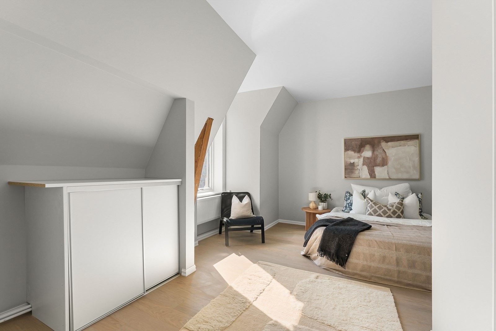 Soverom 2 av god størrelse og har inngang fra entré eller stue. Galleribilde
