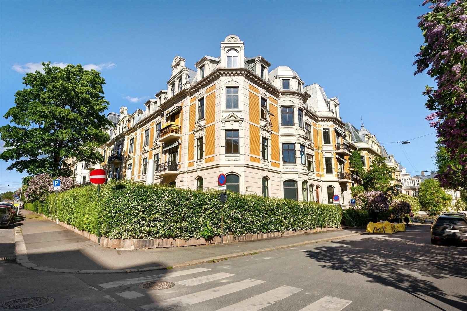 Fasaden ble tatt i 2023 og taket i 2021 samt drenering i 08/09. Eiendommen har en utmerket beliggenhet på Frogner, like bak Slottsparken. Galleribilde