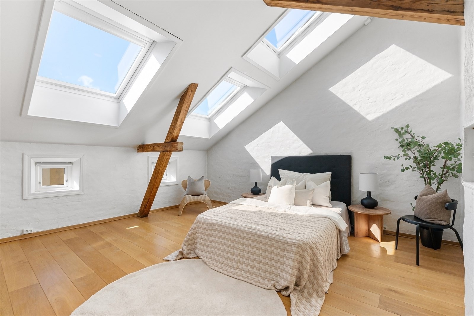 Hovedsoverom av god størrelse med masse naturlig lys og som vender inn mot rolig bakgård. Galleribilde
