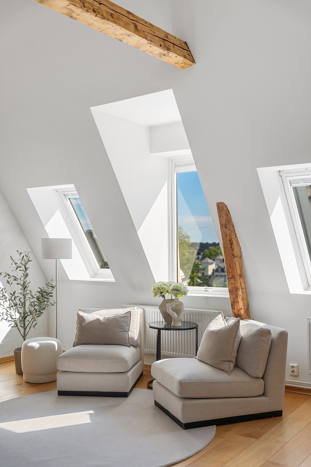 Store vinduer med 2-lags isolerglass som slipper inn rikelig med dagslys. Galleribilde