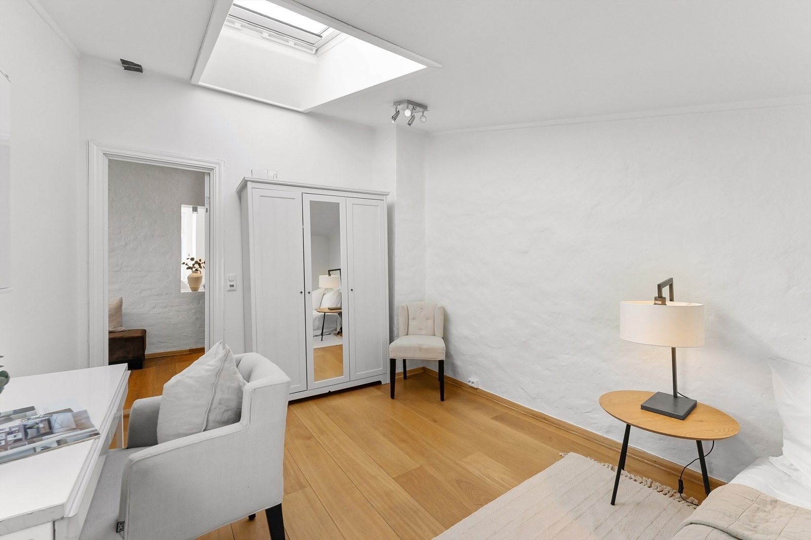 Her er det god plass til dobbeltseng med tilhørende møblement. Inngang fra entré. Galleribilde