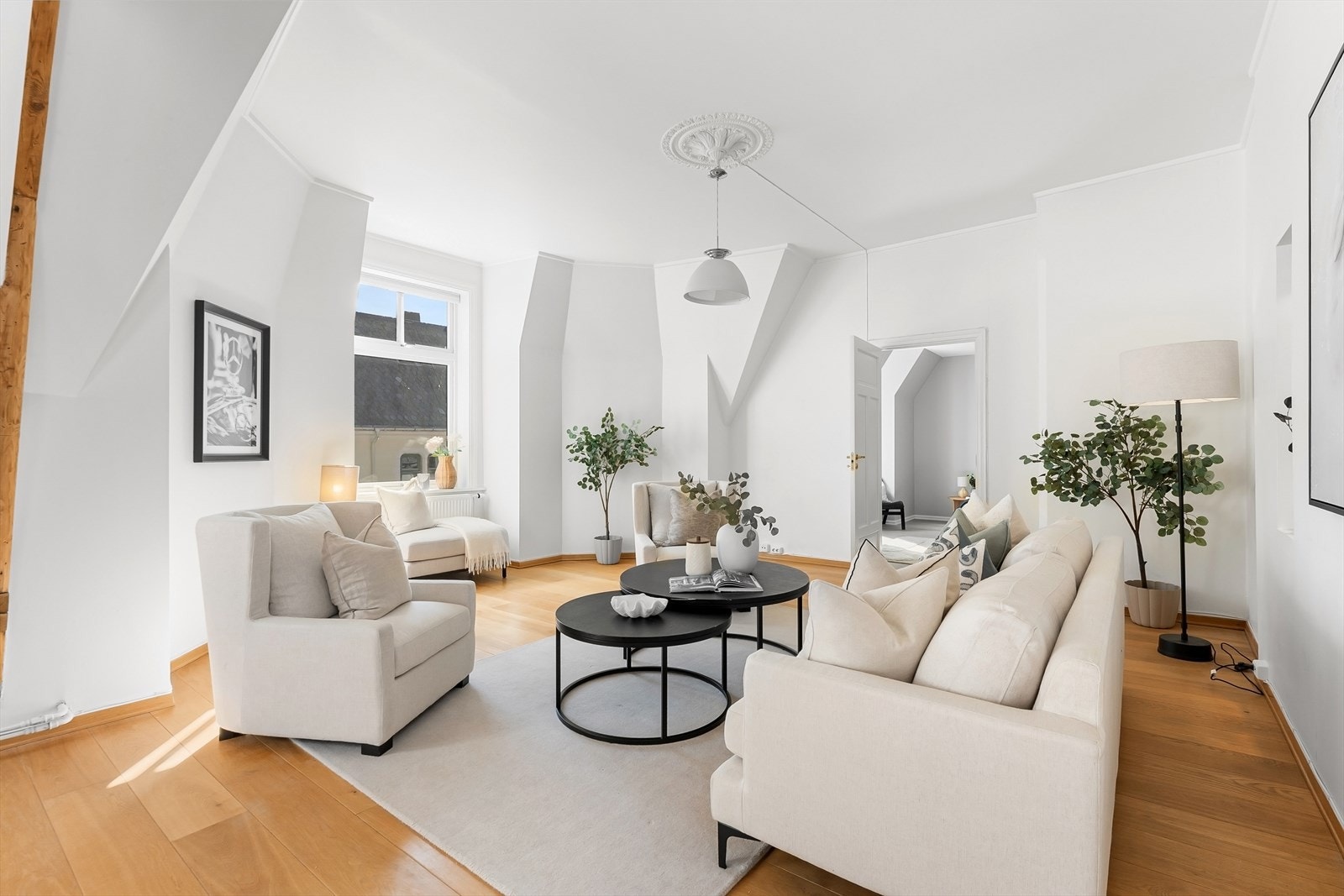 Stuen er romslig med god plass til sofagruppe og tilhørende møblement. Galleribilde