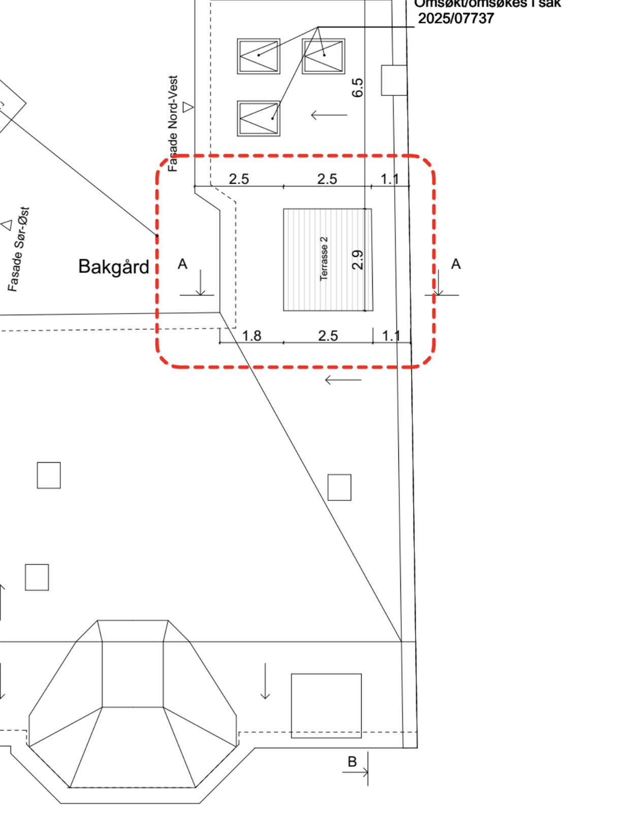 Det foreligger rammetillatelse for etablering av inntrukket takterrasse på 7,3-8 m² som vender mot vest. Galleribilde