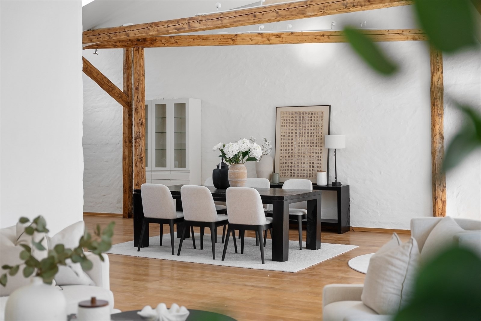 Det er rikelig av plass til spisebord av god størrelse. Galleribilde