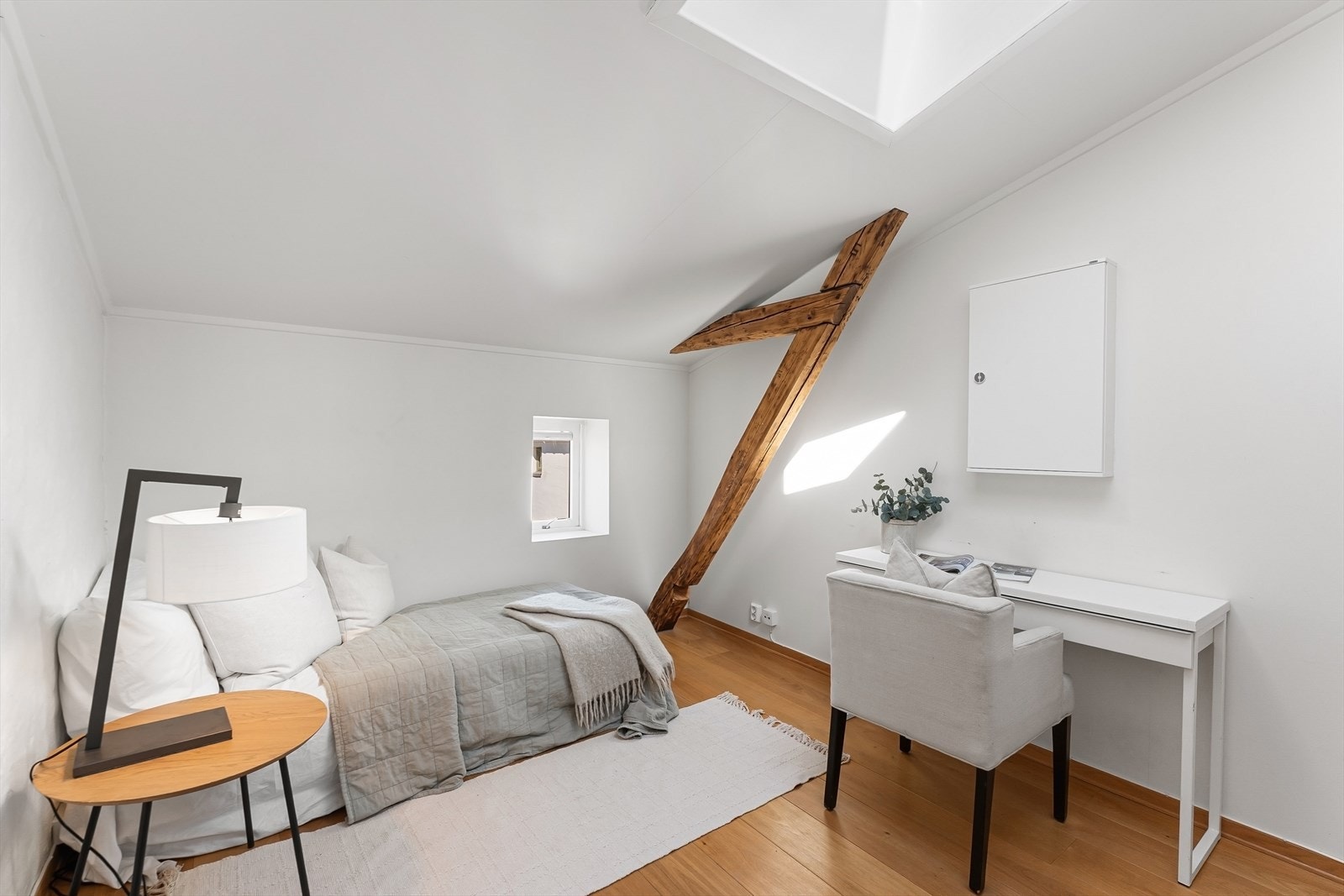 Soverom 3 er også av god størrelse og vender inn mot rolig bakgård. Galleribilde