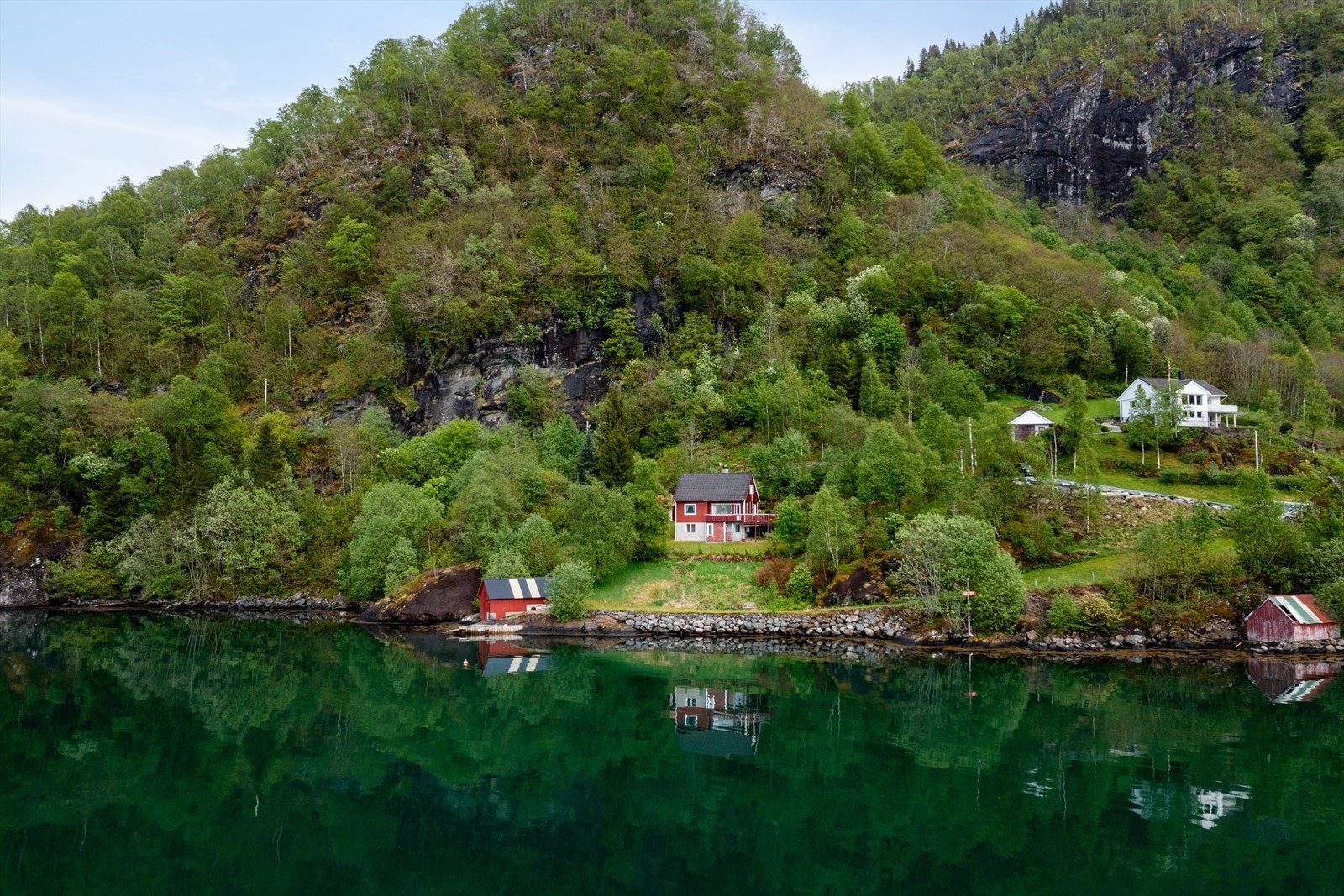 Merk at naustet på biletet ikkje høyrer til eigedomen. Det er ein eiga teig med bak berget som følgjer eigedomen. Galleribilde