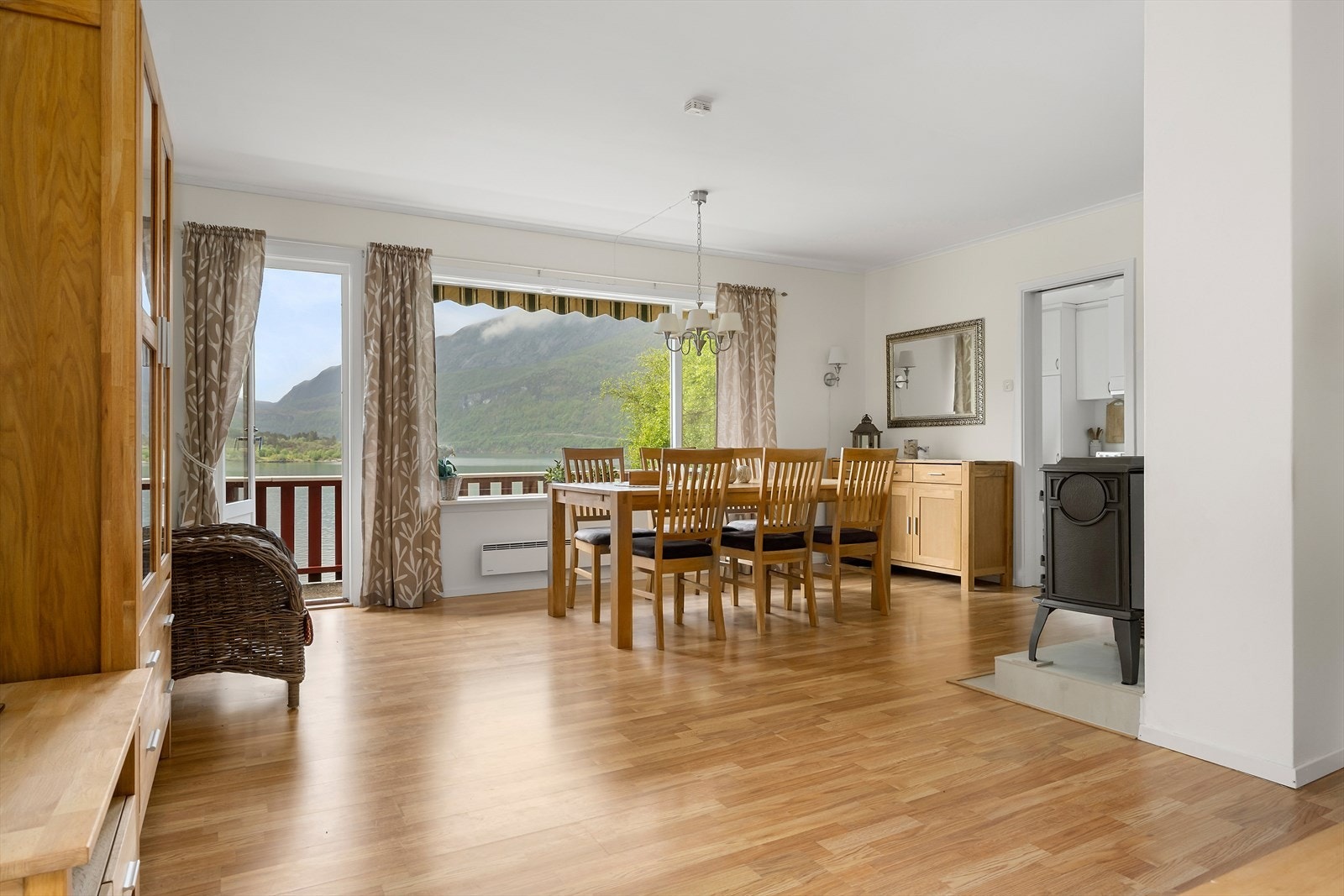 Store vindauge gir godt med lys og rammar inn utsikta mot fjorden. Galleribilde