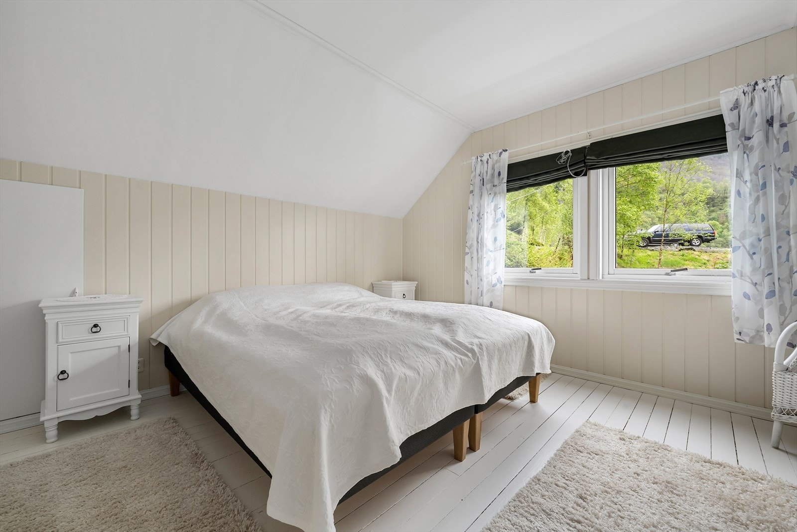 Eit av romma på loftet, innreidd som soverom med måla tregolv. Galleribilde