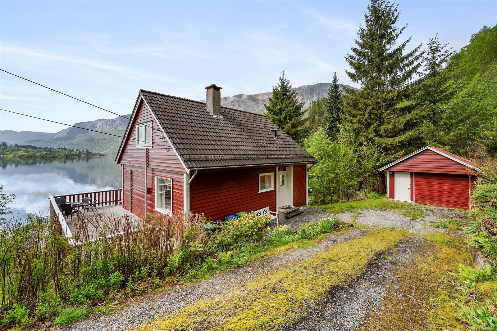 Eigedomen har ein stor altan med kveldssol og ein frittståande garasje på 24 m². Galleribilde