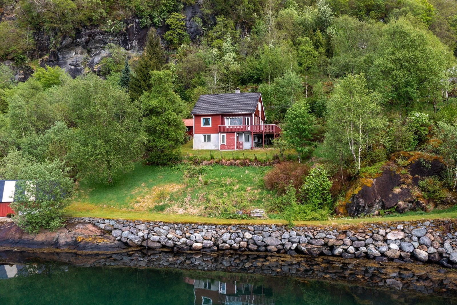 Bustaden går over tre plan, med ei tradisjonell og arealeffektiv planløysing. Galleribilde