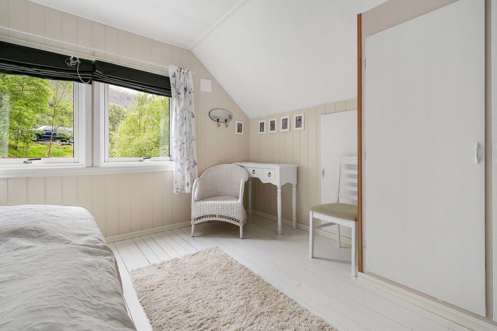 Rommet har plass til både seng og ein liten skrivepult. Galleribilde