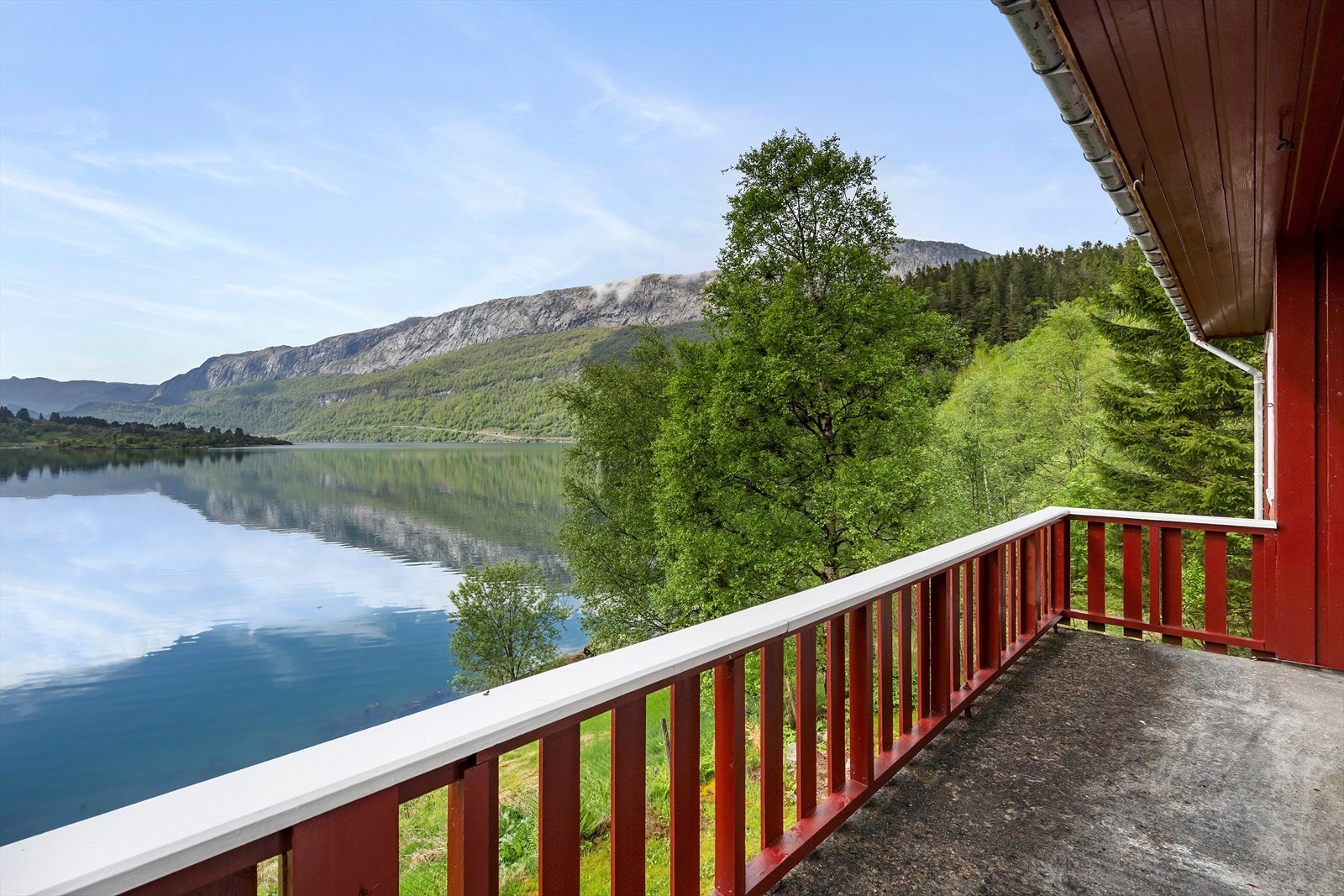 Frå altanen har ein flott utsikt over fjorden og dei omkringliggande fjella. Galleribilde