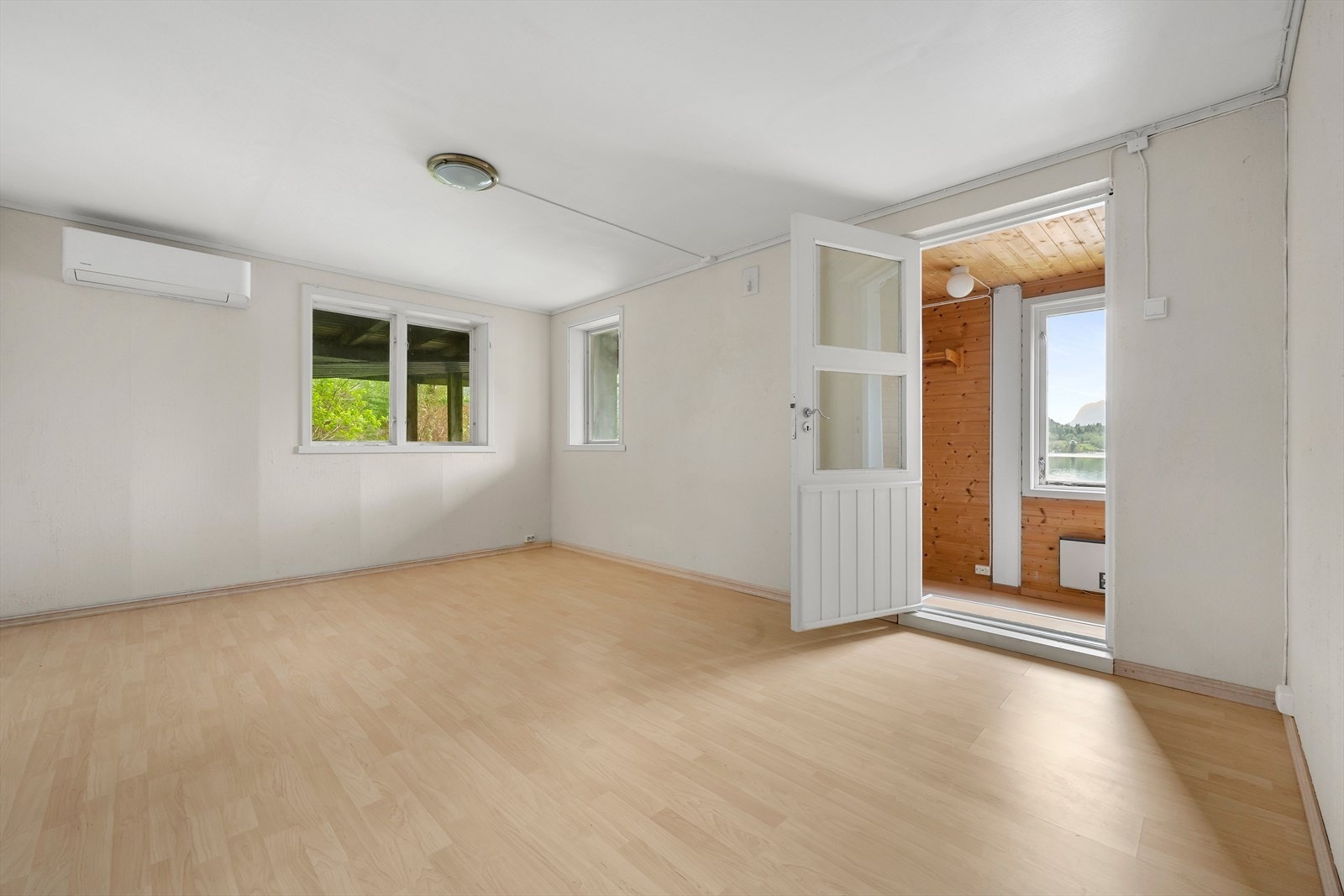 Innreidd rom i underetasjen med laminatgolv og varmepumpe. Galleribilde