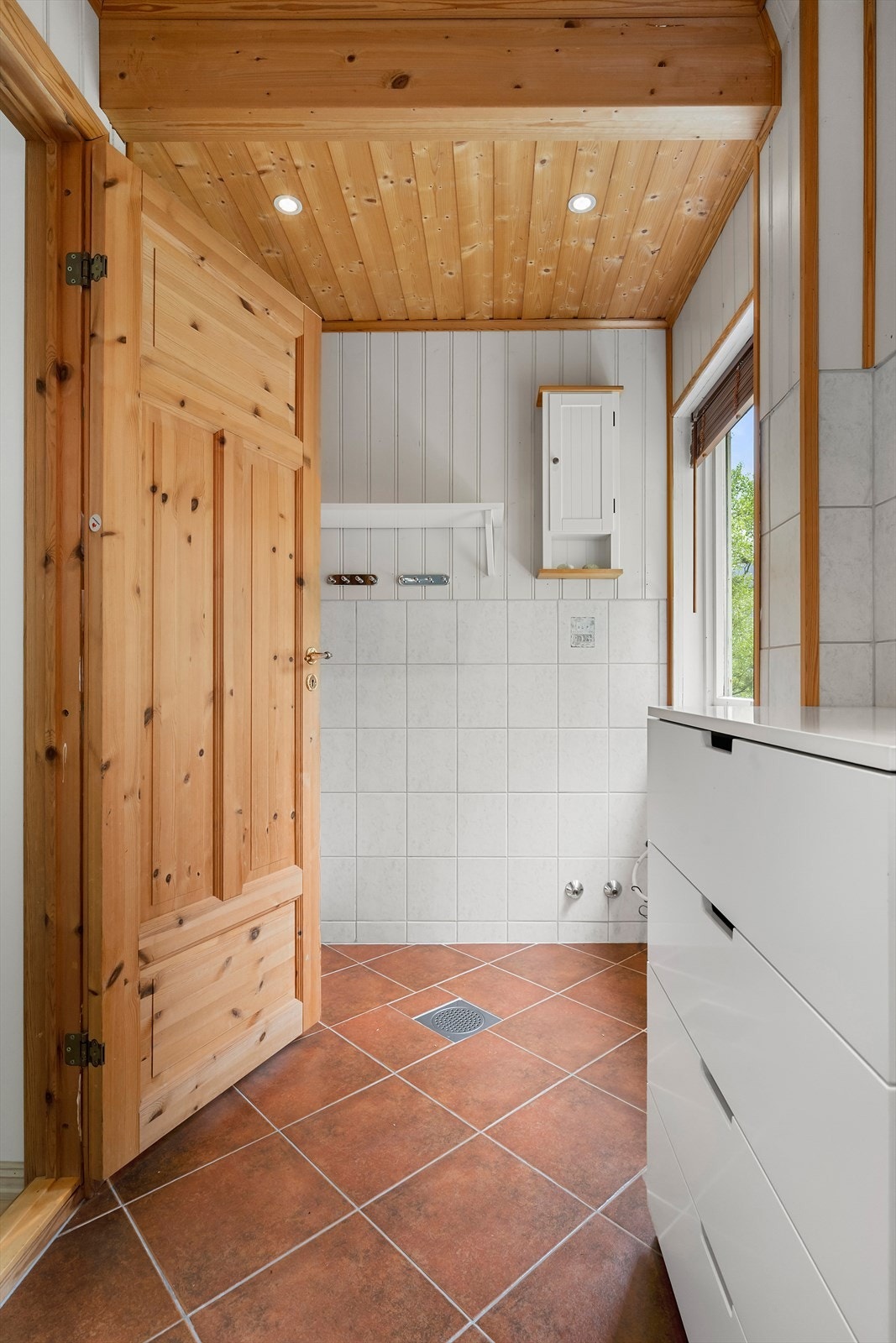 Badet har panel i taket med innfelte spotlys. Galleribilde