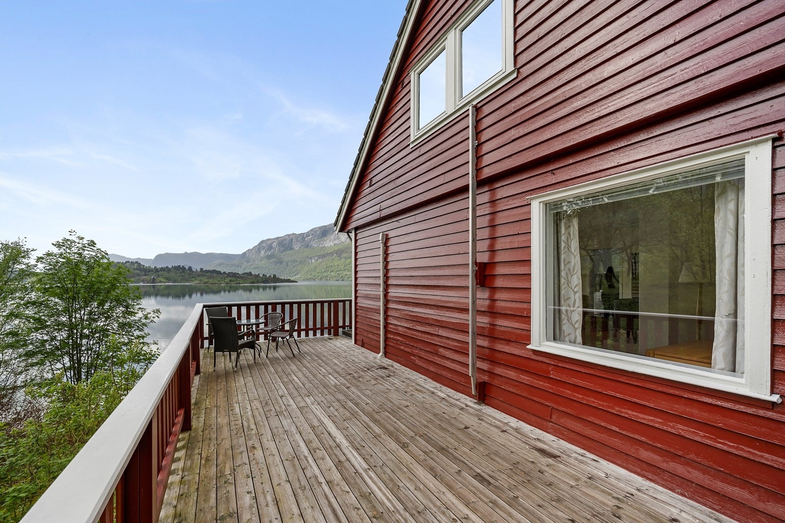 Altanen er bygd saman av ein støypt del og ein stor trealtan. Galleribilde