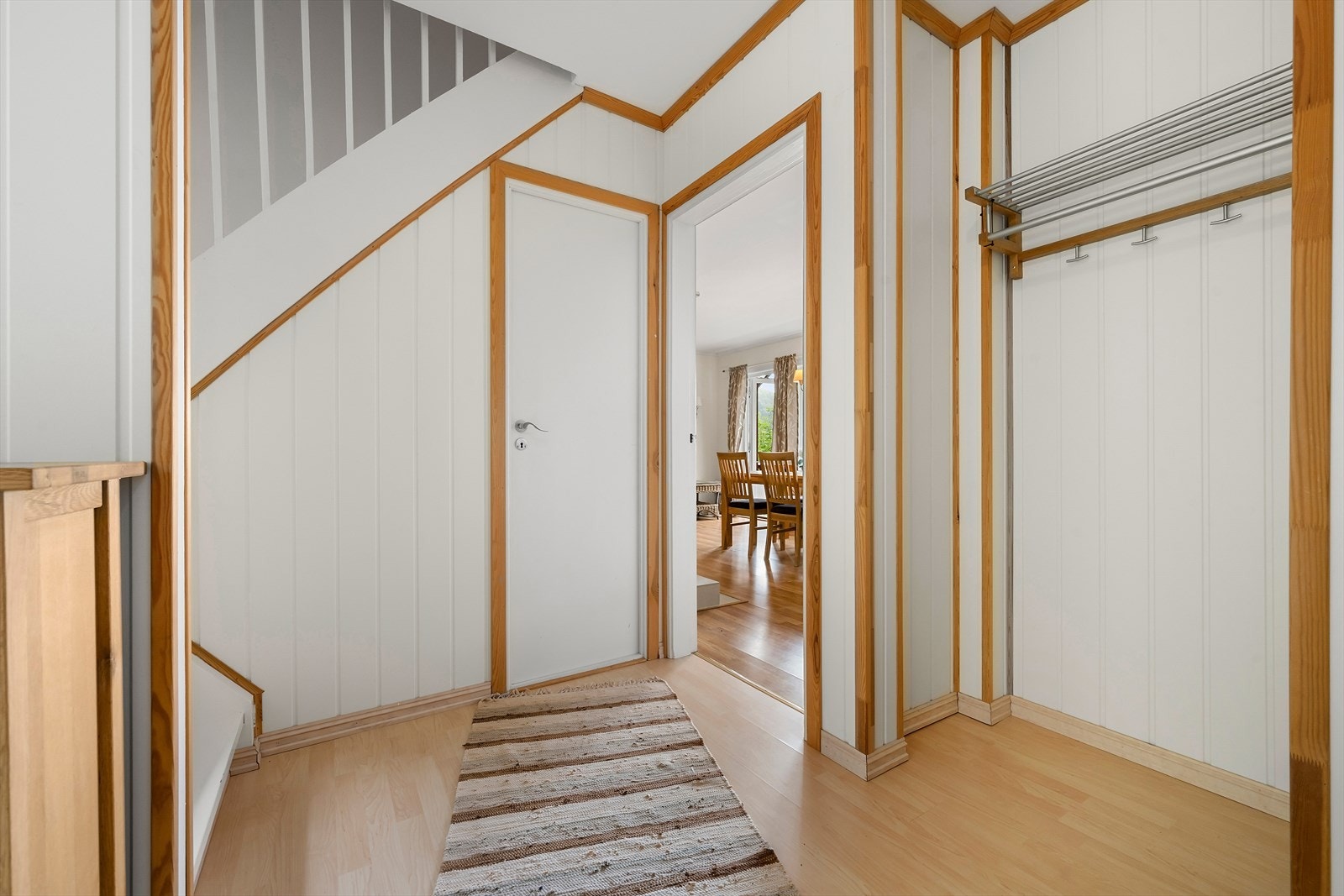 Frå gangen er det tilkomst til stova og trapp opp til loftet. Galleribilde
