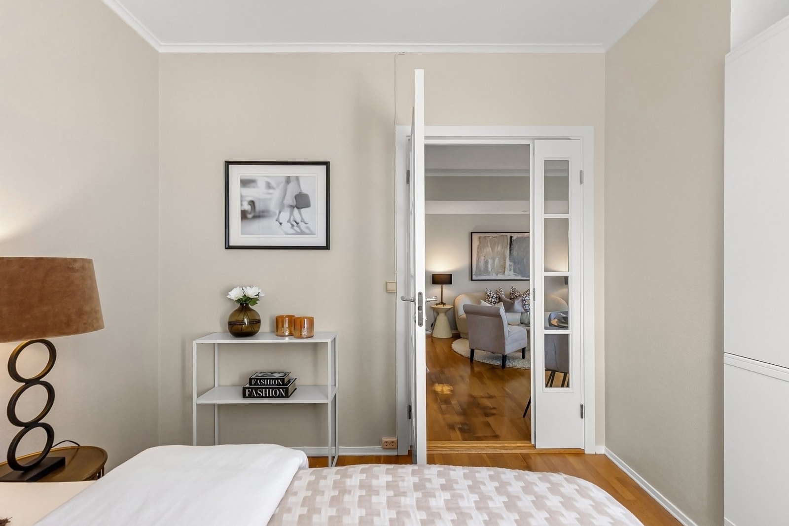 Rommet er malt i en stilren og lys fargetone. Galleribilde
