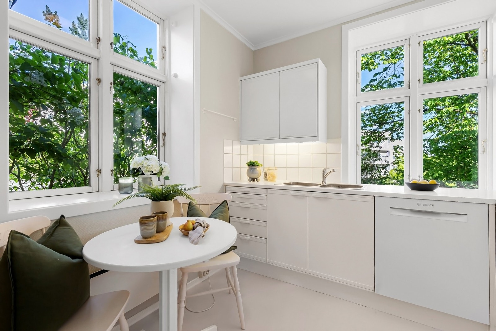 Kjøkkenet er utstyrt med integrert stekeovn og koketopp, samt ventilator, benkestikk og opplegg for oppvaskmaskin. Galleribilde