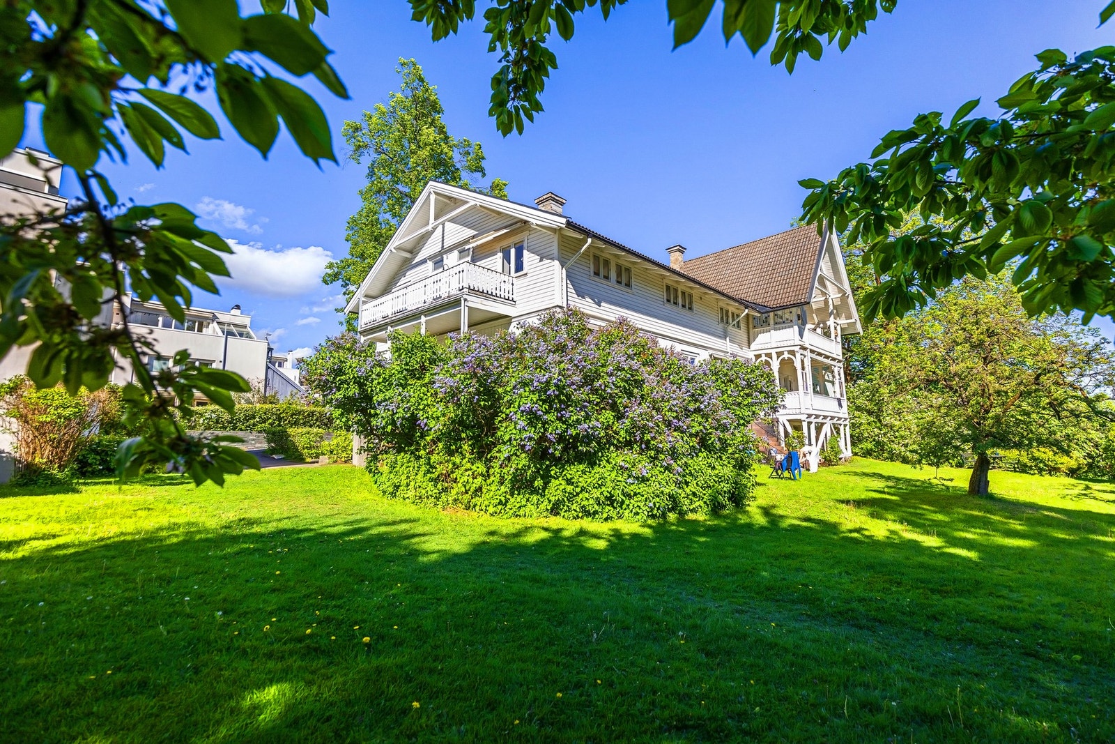Hovedhuset, som opprinnelig var hovedbygningen på Smestad gård, ble på slutten av 1800-tallet ombygget i vakker sveitserstil, og senere ominnredet til seks leiligheter i 1988/89. Galleribilde