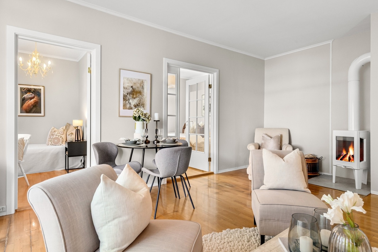 Stuens størrelse gjør det enkelt å innrede med flere møbleringsmuligheter. Galleribilde