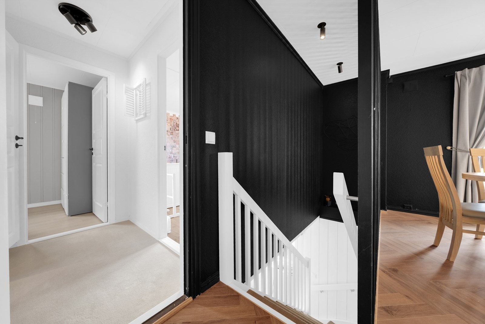 - Trapp med flott spilevegg - Galleribilde