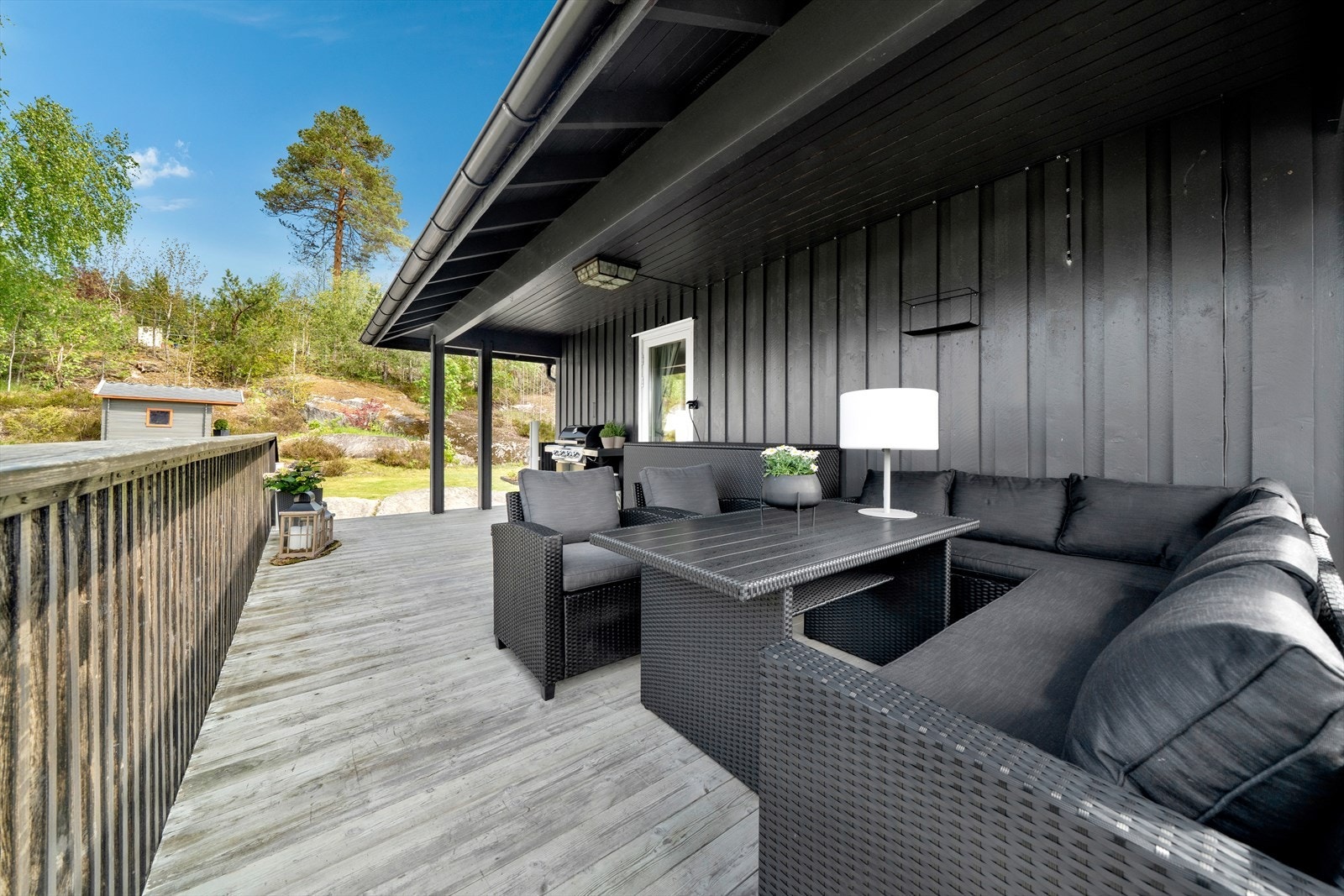 - Overbygget terrasse med plass til sittegruppe utenfor stuen - Galleribilde