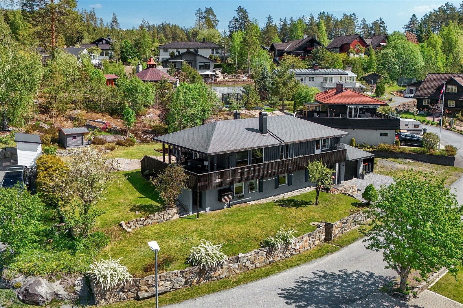 - Velkommen til Aftersvingen 5! En flott enebolig over to plan med mørk fasade, frittstående garasje og biloppstillingsplass foran huset - Galleribilde